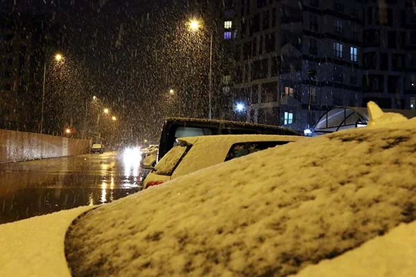 Sivas'ta kar yağışı etkili oluyor