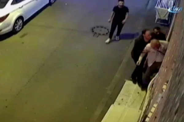 Siyasi parti üyesi komşusuyla kavga etti