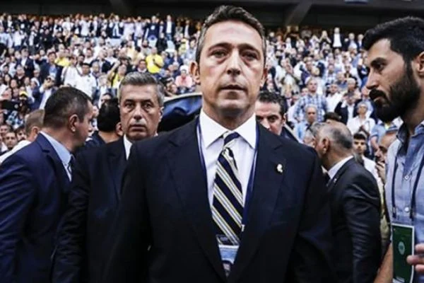 Taraftarlar Ali Koç'un arabasını durdurdu!