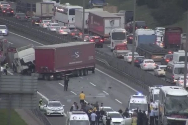 TEM'de feci kaza! Yol trafiğe kapandı