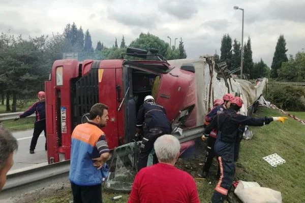 TIR şoförü kabinde sıkıştı
