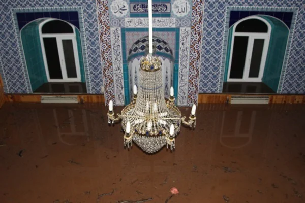 Trabzon'da cami ve evleri su bastı