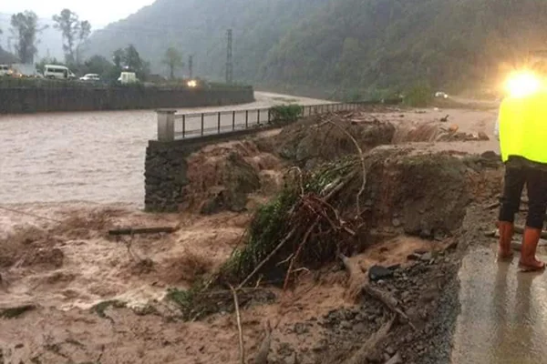 Trabzon'da şiddetli sağanak hayatı olumsuz etkiledi