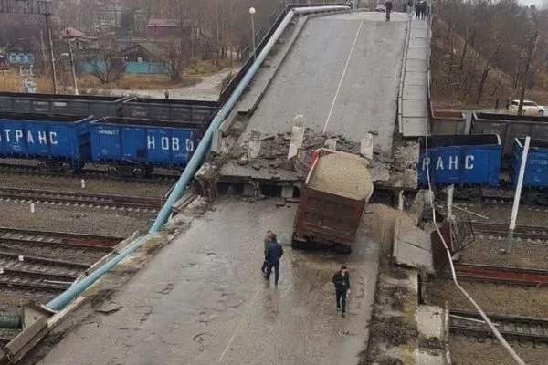 Tren çöken köprünün altına kaldı