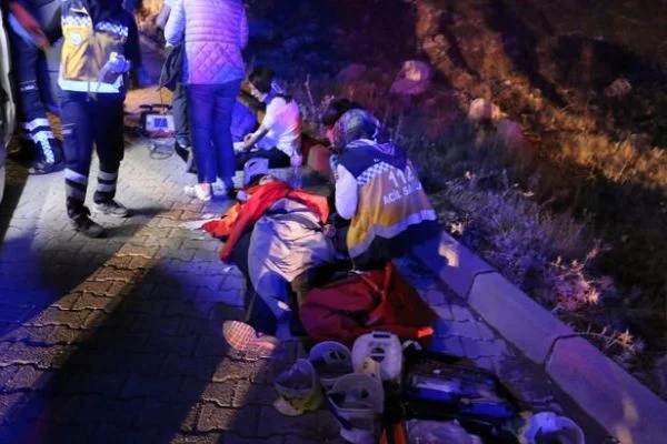Turist kafilesini taşıyan minibüs şarampole yuvarlandı: Yaralılar var