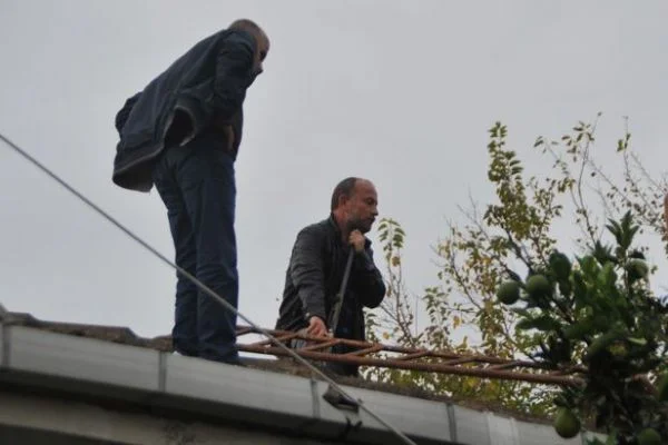 Yıkım kararı verilince evinin çatısına çıktı