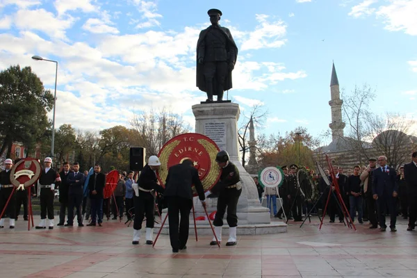 10 Kasım töreninde 'Atatürk ilah değil' diyen kadın gözaltına alındı
