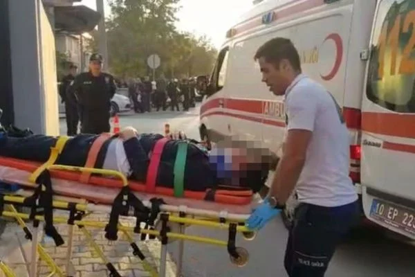 2 kişiyi bıçaklayan şüpheli emniyetin 2. katından atladı