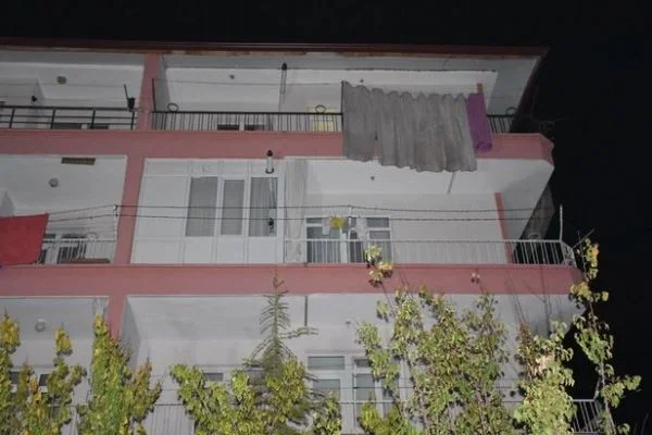 2 yaşındaki yeğenini balkondan attı