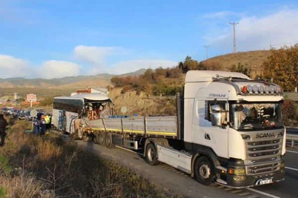 Acemi birliğine giden askerleri taşıyan otobüs kaza yaptı