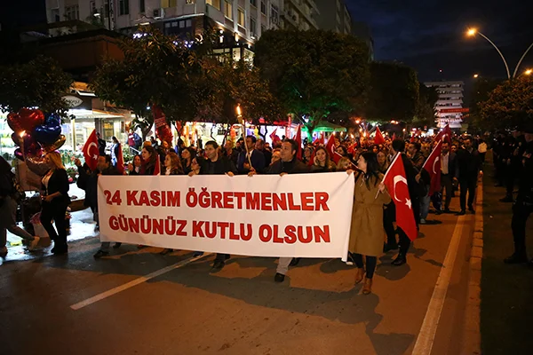 Adana'da öğretmenlerden fener alayı