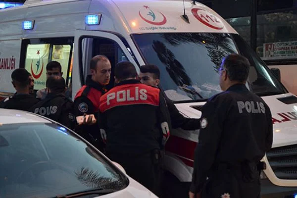 Adana'da parkta bıçaklı kavga: 3 yaralı