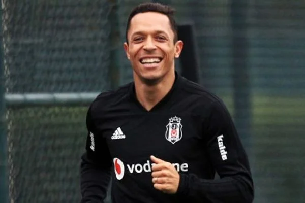 Adriano: Sözleşmemin bitmesine çok az kaldı...