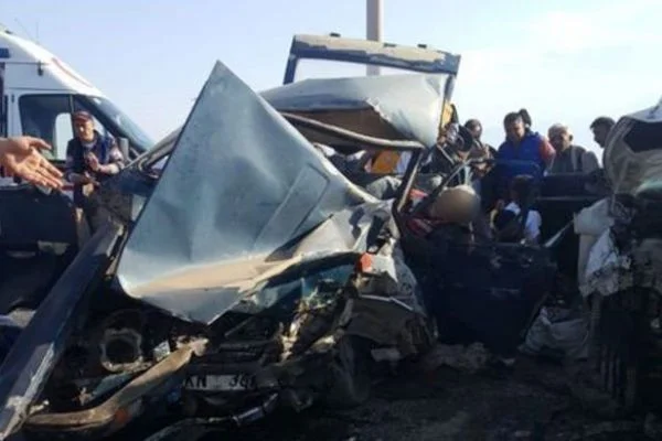 Afyonkarahisar'da trafik kazası: 2 ölü, 3 yaralı