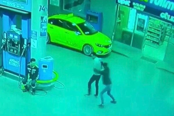 Akaryakıt istasyonunda adamı sırtında bıçakalayıp kaçtı