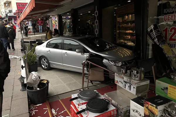 Ankara'da otomobil pastaneye girdi