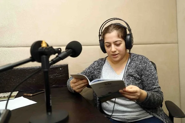 Anneler görme engelli çocukları için kitap seslendirdi