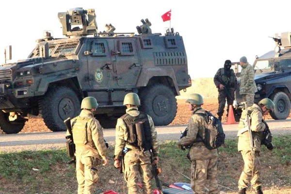 Askeri araç devrildi: Yaralı askerler var