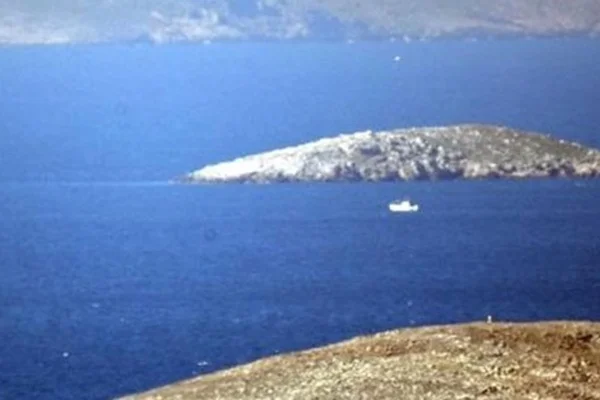 Askeri üs sayesinde Yunanistan Kardak kayalıklarına yaklaşamıyor