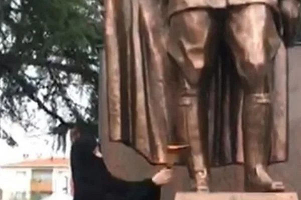 Atatürk Anıtı'na baltayla saldıran kadın, tedaviye alındı
