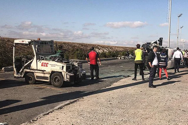 Atatürk Havalimanı'nda servis araçları çarpıştı: 9 yaralı
