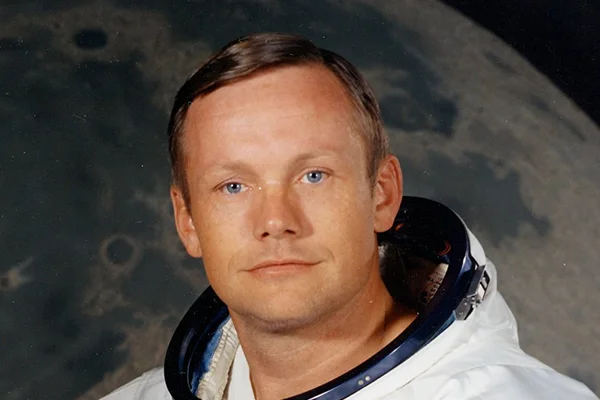 Ay'a ilk adım atan Neil Armstrong'un eşyaları açık artırmada