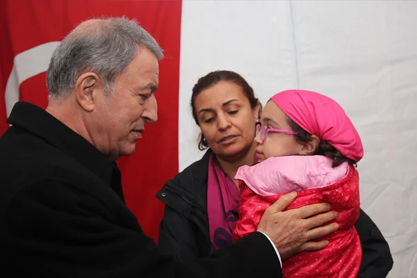 Bakan Akar ve komutanlardan taziye ziyareti
