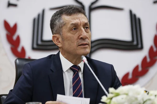 Bakan Selçuk'tan saldırıya uğrayan öğretmene geçmiş olsun telefonu