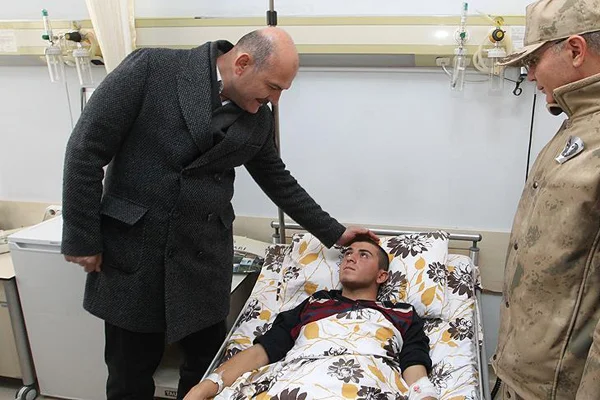 Bakan Soylu'dan yaralı askerlere ziyaret