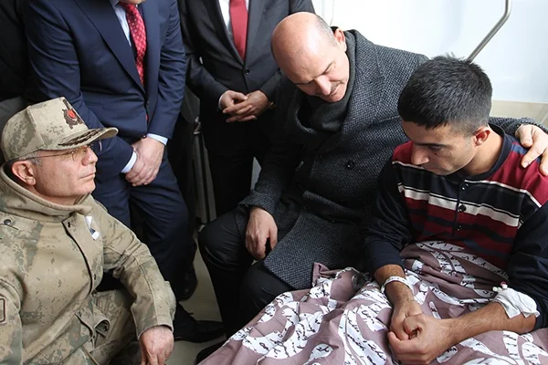 Bakan Süleyman Soylu'dan yaralı askerlere ziyaret