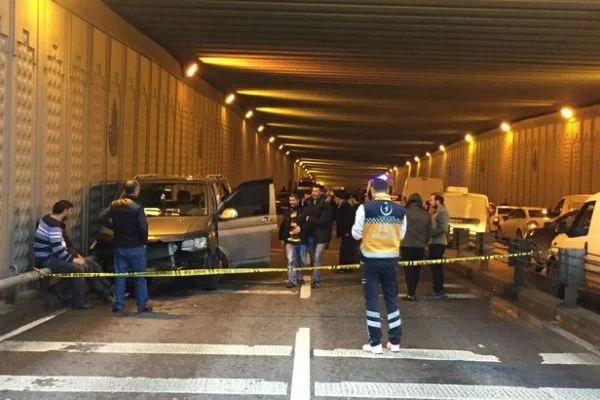 Bariyerlere çarpan minibüsün sürücüsü öldü