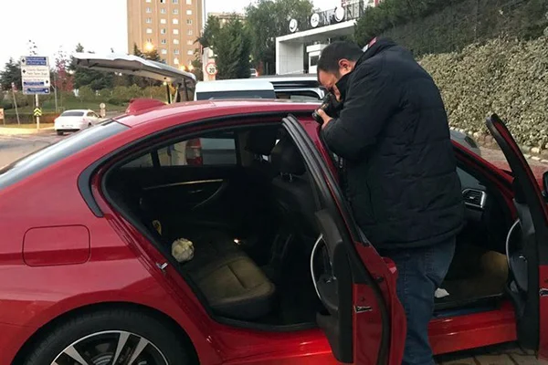 Başakşehir'de bir araca yorgun mermi isabet etti