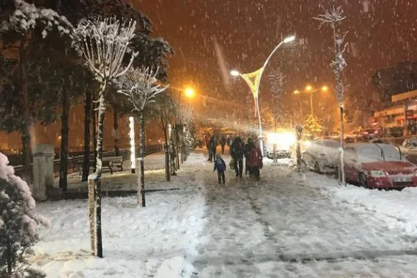 Bayburt'ta kar yağdı, okullar tatil edildi