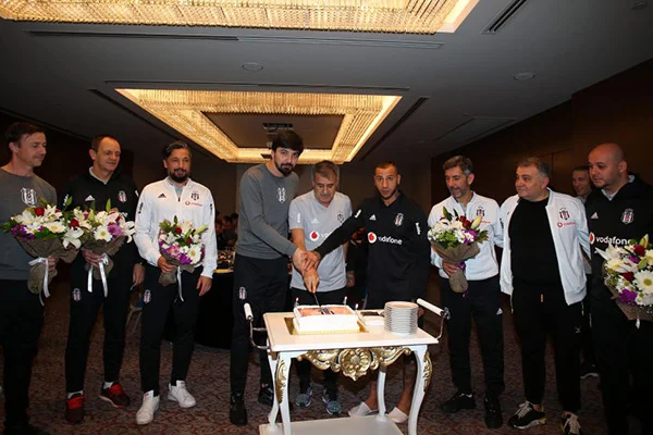 Beşiktaş'ta Şenol Güneş'in Öğretmenler Günü kutlandı