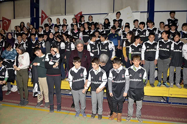 Beşiktaş'tan Ardahanlı öğrencilere 3 bin forma