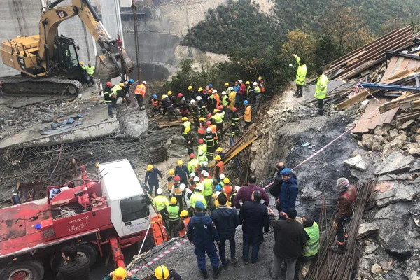 Beton blokun altında kalan iki işçinin de cenazesine ulaşıldı