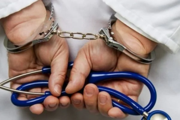 'Bıçak parası' alan profesör tutuklanarak cezaevine gönderildi
