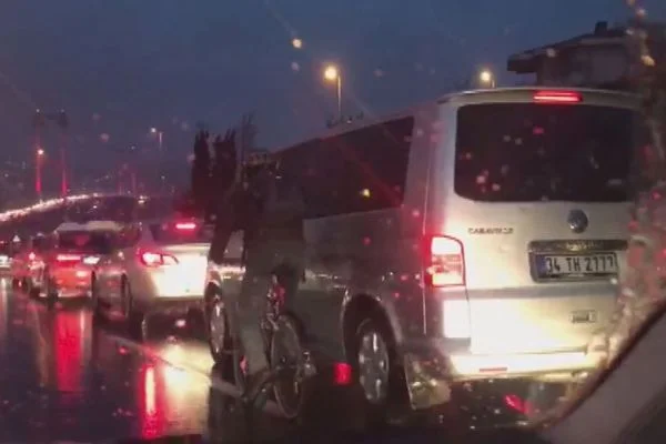 Bisikletlinin köprüden geçmek için yaptığı kurnazlık kamerada