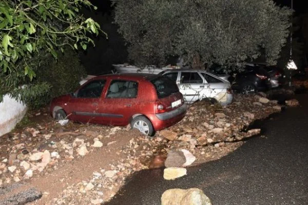 Bodrum'da içme suyu borusu bomba gibi patladı