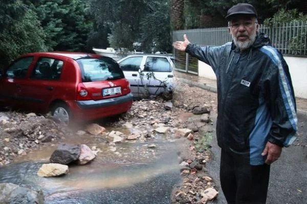 Bodrum'da kabus! Su borusu patladı! Yol çöktü, araçlar sürüklendi...