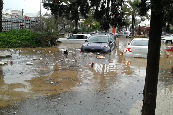 Bodrum'da kuvvetli sağanak hayatı olumsuz etkiliyor
