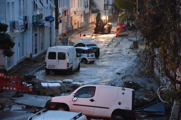 Bodrum'da yağmur sele dönüştü