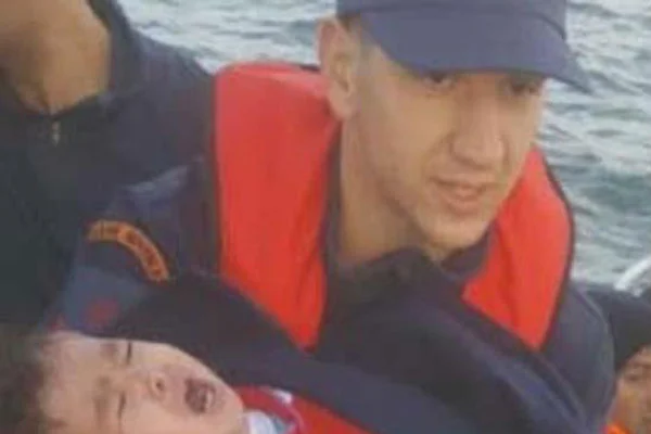Botları batmak üzere olan düzensiz göçmenler kurtarıldı