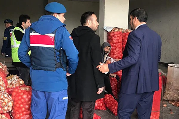 Bursa'da patates ve soğan stokçularına baskın