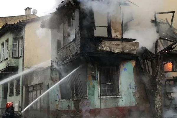 Bursa'da tarihi bina yandı