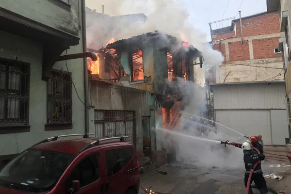 Bursa'da tarihi çarşıda yangın