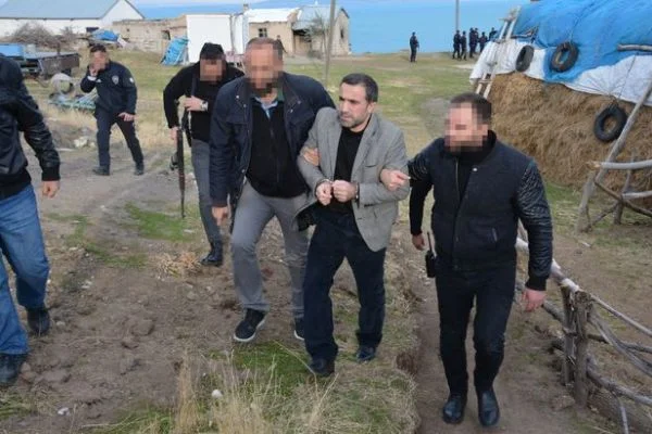 Cinayet zanlısı gizli bölme yaptığı annesinin evinde yakalandı