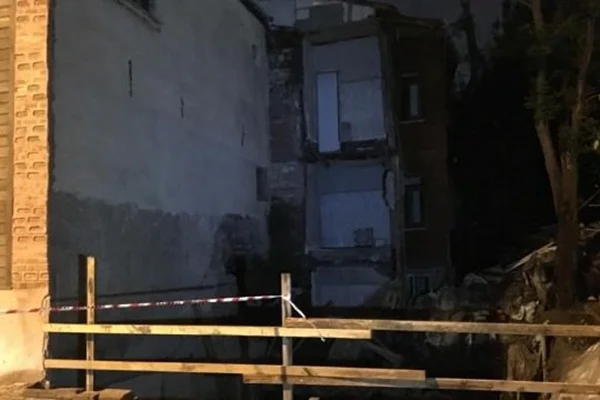 Çökme riski nedeniyle 2 bina boşaltıldı