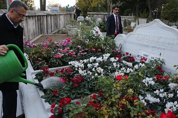 Cumhurbaşkanı Yardımcısı'ndan Erbakan'ın kabrine ziyaret