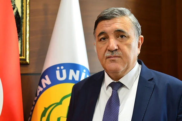 'Cumhurbaşkanına itaat etmek farzdır' diyen rektör istifa etti